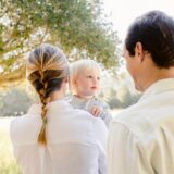 Parents et enfant vus de dos – résidence de l’enfant après séparation